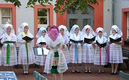 Wendisches Museum mit dem Chor des Niedersorbischen Gymnasium Cottbus (Foto: Werner Meschkank)