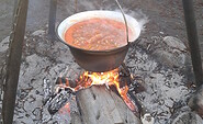 Campingplatz am Röblinsee - Kesselgulasch am Lagerfeuer, Foto: Jörg Kietzmann, Lizenz: Jörg Kietzmann