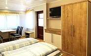 Living/sleeping area with flat-screen TV, Foto: Ulrike Haselbauer, Lizenz: Tourismusverband Lausitzer Seenland e.V.