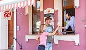 ice cream window at "Zucker am Markt" in Friedland, Foto: Florian Läufer, Lizenz: Seenland Oder-Spree