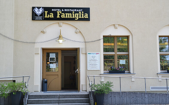 Restaurant LA FAMIGLIA Eingang, Foto: Kerstin Geilich, Lizenz: MuT