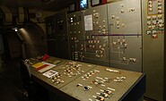 Dispatcherzentrale der Bunkeranlage Fuchsbau, Foto: Matthias Beyer, Lizenz: Bunkermuseum Fuchsbau Dr. Schmidt