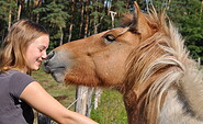 Pferde füttern und reiten, Foto: Elke Melchert, Lizenz: Rüsterhof