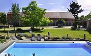 Hofbild mit Pool, Foto: Elke Melchert, Lizenz: Rüsterhof