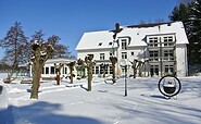 Seehotel Lindenhof Aussenansicht im Winter, Foto: Monique Tomacka