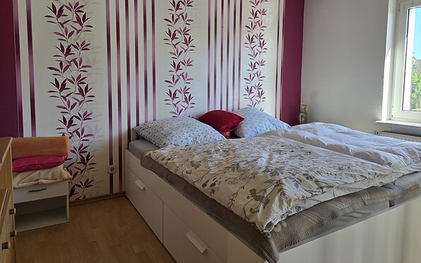 Double bed in bedroom, Foto: Touristinformation Senftenberg, Lizenz: TV LSL e.V.