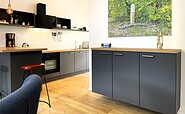 Blick auf die Küchenzeile, Ferienwohnung 2, Foto: U. Haselbauer, Lizenz: Tourismusverband Lausitzer Seenland e.V.