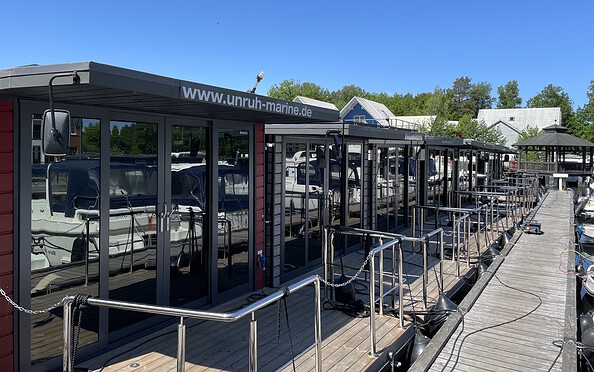 Hausboote im Hafen, Foto: Itta Olaj, Lizenz: Tourismusverband Ruppiner Seenland e. V.