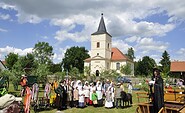 Museum &quot;Kolonistenhof&quot; Großderschau - im Hintergrund: die Kolonistenkirche, Foto: Maria Peiker, Lizenz: Initiative Begegnungszentrum Großderschau e.V.