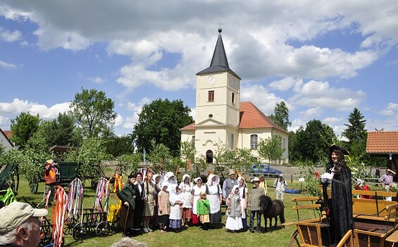Museum "Kolonistenhof" Großderschau - im Hintergrund: die Kolonistenkirche, Foto: Maria Peiker, Lizenz: Initiative Begegnungszentrum Großderschau e.V.