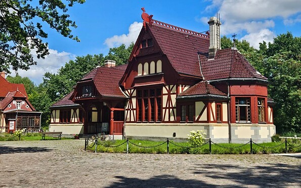 Kaiserbahnhof mit Bahnhofsvorplatz, Foto: Franziska Schwarz, Lizenz: Amt Joachimsthal