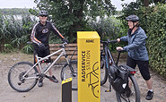 Fahrradfahrer Radservice Station, Foto: Ellen Krukenberg, Lizenz: Ellen Krukenberg