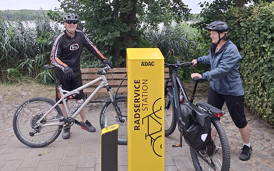 Fahrradfahrer Radservice Station, Foto: Ellen Krukenberg, Lizenz: Ellen Krukenberg