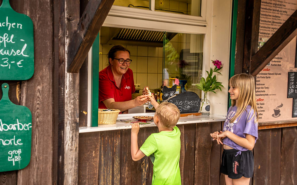Imbiss am Barfusspark Burg, Foto: Steven  Schwerdtner, Lizenz: Barfusspark Burg