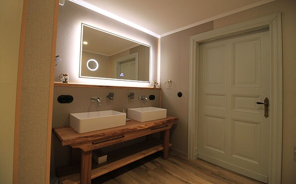 Badezimmer mit Dusche und WC, Foto: Ron Schaffer-Voss, Lizenz: Ron Schaffer-Voss