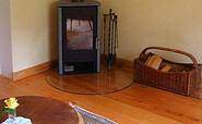 Kamin im Wohnbereich Ferienwohnung Darre Uckermark, Foto: Joerg-Peter Jaeschke
