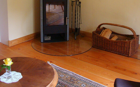Kamin im Wohnbereich Ferienwohnung Darre Uckermark, Foto: Joerg-Peter Jaeschke