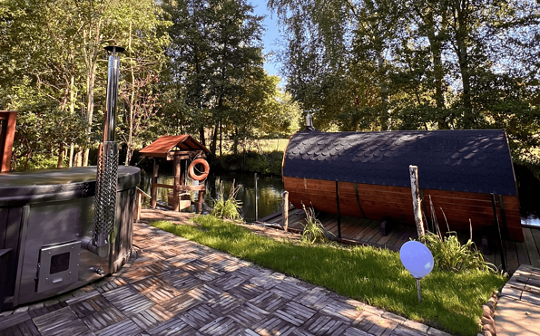 Jaccuzzi and floating sauna, Foto: Finja Winkler, Lizenz: Barfusspark Burg