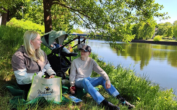 Relaxation on the Spree promenade, Foto: Bernd Norkeweit