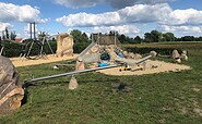Spielbereich für Kleinkinder mit Wippe, Rutsche und Sandspielzeug, Foto: Gregor Kockert, Lizenz: Tourismusverband Lausitzer Seenland e.V.