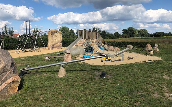 Play area for toddlers with seesaw, slide, and sand toys, Foto: Gregor Kockert, Lizenz: Tourismusverband Lausitzer Seenland e.V.
