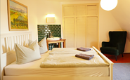 Schlafzimmer mit Doppelbett, Foto: David Kaiser