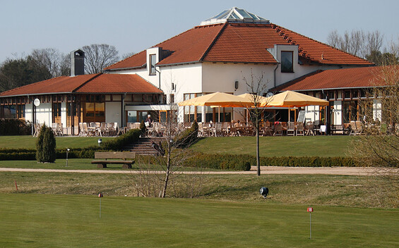 Clubhaus am Golfplatz in Motzen, Foto: Günter Schönfeld, Lizenz: Tourismusverband Dahme-Seenland e.V.