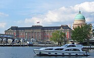 Mit dem Hausboot am Potsdamer Stadtschloss vorbeifahren, Foto: Le Boat c/o Crown Blue Line GmbH, Lizenz: Le Boat c/o Crown Blue Line GmbH