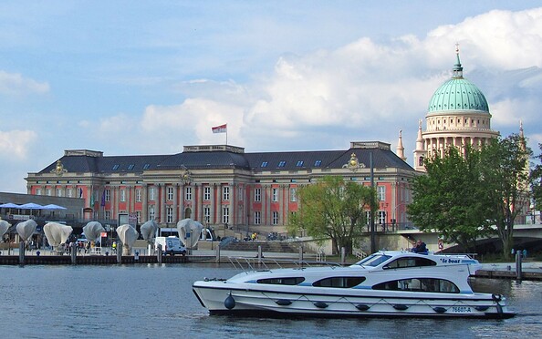Mit dem Hausboot am Potsdamer Stadtschloss vorbeifahren, Foto: Le Boat c/o Crown Blue Line GmbH, Lizenz: Le Boat c/o Crown Blue Line GmbH