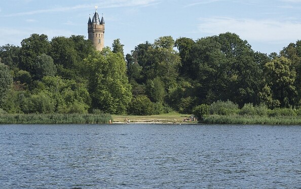 Der Flatowturm im Park Babelsberg von der Havel, Foto: Steffen Lehmann, Lizenz: TMB-Fotoarchiv