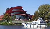 Über Potsdamer und Brandenburger Havelseen, vor dem Hans Otto Theater Potsdam, Foto: Onnen, Lizenz: TMB-Fotoarchiv