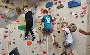 Klettern im Kletterzentrum - Kindergeburtstag, Foto: DAV Neuruppin, Lizenz: DAV Neuruppin