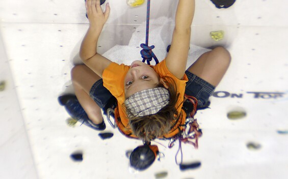 climbing a 15m Wall inside, Foto: DAV Neuruppin, Lizenz: DAV Neuruppin