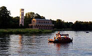 Floß vor der Sacrower Heilandskirche, Foto: Andrè Stiebitz, Lizenz: TMB Tourismus-Marketing Brandenburg GmbH