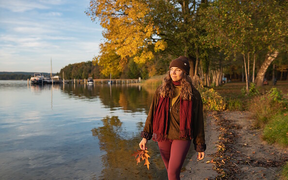 Frau am Ufer des Scharmützelsees, Foto: Steffen Lehmann, Lizenz: TMB Tourismus-Marketing Brandenburg GmbH