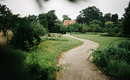 Weg im Pfarrgarten Ribbeck, Foto: Steven Ritzer, Lizenz: Tourismusverband Havelland e.V.