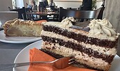 Selbstgebackener Kuchen im Café „Zum Karzer“, Foto: Stephen Ruebsam