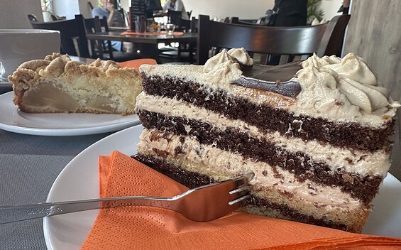 Homemade cake in the Café „Zum Karzer“, Foto: Stephen Ruebsam