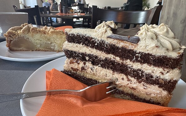 Homemade cake in the Café „Zum Karzer“, Foto: Stephen Ruebsam