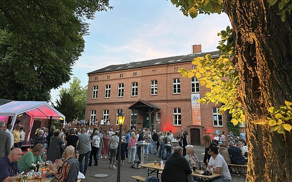 Hofansicht der ARCHE im Sommer, Foto: Stephen Ruebsam