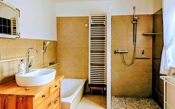 Bathroom with bath and shower, Foto: Doreen Lachmann, Lizenz: Studio "aHoy"
