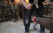 Kringel schmieden am Amboss, Foto: Julia Luise Schulz, Lizenz: Metallgestaltung Geislberger