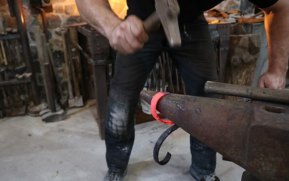 Kringel schmieden am Amboss, Foto: Julia Luise Schulz, Lizenz: Metallgestaltung Geislberger