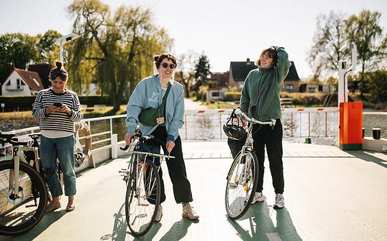 Radfahrer auf der Fähre in Pritzerbe, Foto: Steven Ritzer, Lizenz: Tourismusverband Havelland e.V.