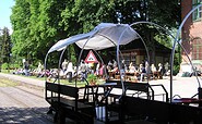 Blick in den Biergarten am Erlebnisbahnhof Mellensee, Foto: Erlebnisbahn GmbH