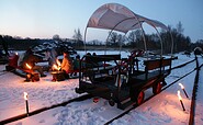 Winter-Märchen-Tour mit der Draisine, Große Hebeldraisine vor dem Lagerfeuer, Foto: Erlebnisbahn GmbH