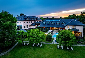 Innenpool mit Sprudelliege und Gegenstromanlage am offenen Kamin, Foto: Christinenhof & SPA, Lizenz: Jones Art