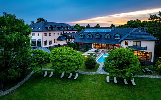 Innenpool mit Sprudelliege und Gegenstromanlage am offenen Kamin, Foto: Christinenhof & SPA, Lizenz: Jones Art