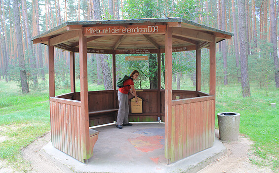 Rastplatz mit Gästebuch am Mittelpunkt der ehemaligen DDR, Foto: Bansen-Wittig