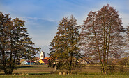 Blick auf die Dorfkirche von Baitz, Foto: Bansen-Wittig
